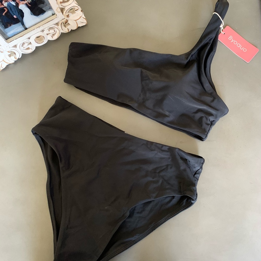 One should high waisted bathing suit
